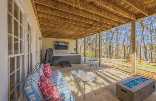 Large Luxury House, King Beds and More, Hot Tub, Theater, Fireplace, Game Room, Ping-pong, Pool Table, Air Hockey, Arcade, River, Big Kitchen, Nice Porch, Quiet, Good for Families and Large Groups, Near UGA Golf Course, Close to UGA & Stanford Stadium - Photo 21