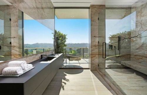 Ultra-Luxurious BH Estate with Pool, Theatre, Views - Foto 34