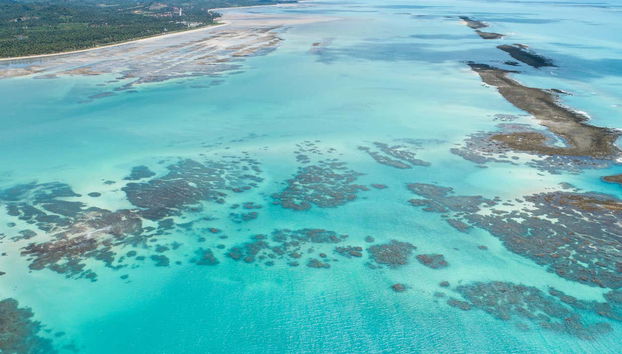 Águas cristalinas das piscinas naturais