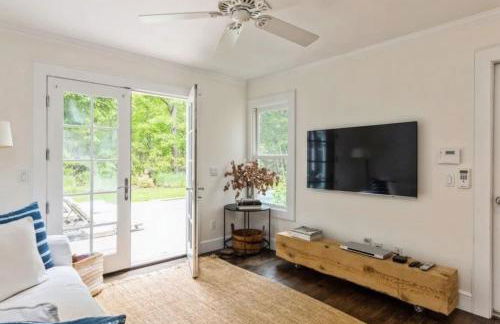 Luxury Sag Harbor Home with Heated Pool & Charm - Foto 17