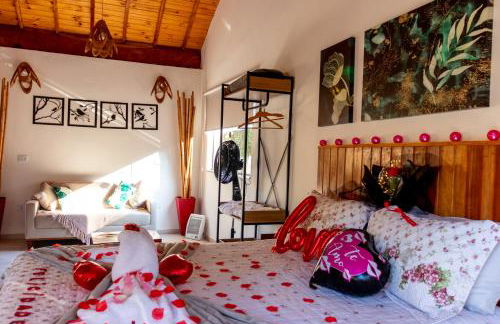 Chalé Canto do Galo 2 - Hidro da Jacuzzi, Lareira Ecológica, Cozinha Completa, Wi-Fi 80mbps, próximo a comércio local e relaxando ao som do riacho - Photo 19