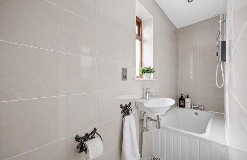 Meadow House with Driveway Parking, Spacious Garden, Fast Wifi and Smart TVs by Yoko Property - Foto 6