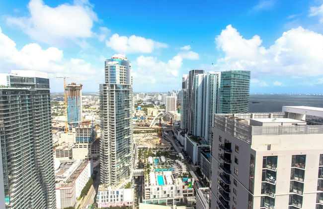 Luxurious Downtown Escape - Photo 34