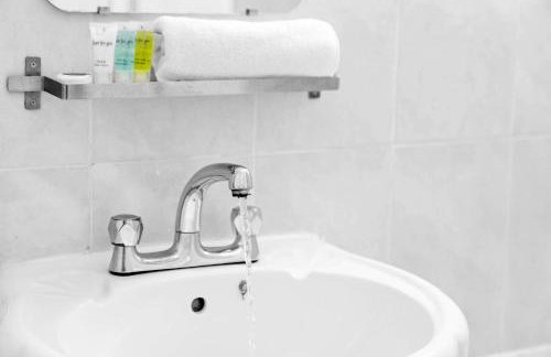 Stylish Three Bedroom House - Accommodates 7 - Parking - Garden - Recently Renovated 162S - Foto 19