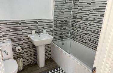 Four Bedroom House By Brookland Stays Serviced Accommodation Short Lets Leeds With Free WiFi - Foto 7