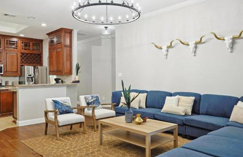 5BD 2BA w Backyard Oasis Pool Jacuzzi Firepit - Foto 8