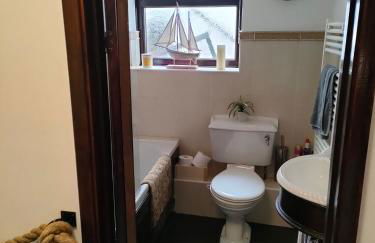 Fishermen's cottage with log burner, 2 bathrooms & sea views from garden terraces - Foto 19