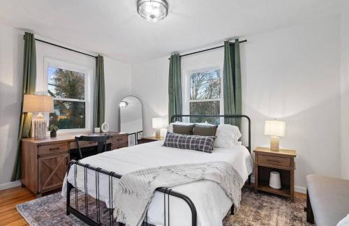 Urban Oasis Cozy Home Near Downtown with Game Room and Firepit - Foto 6