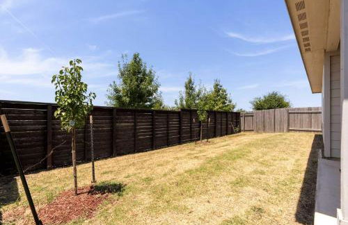 Charming 4BR Home w Spacious Backyard in Hutto - Foto 39