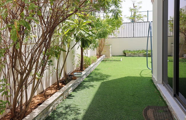 Luxury 4B and maid's with private garden - Photo 14
