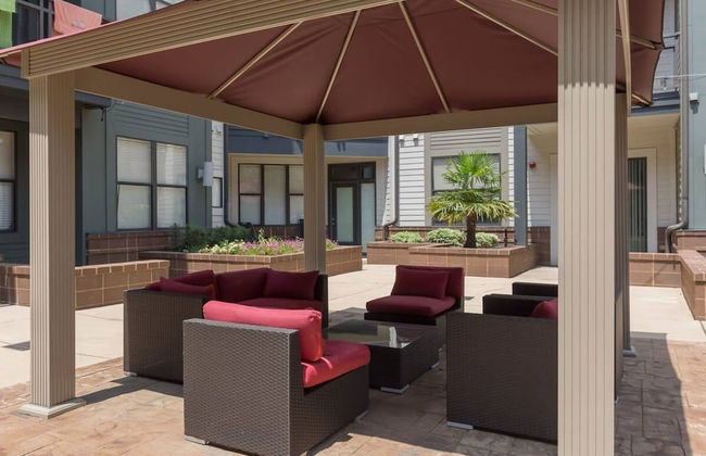 Spacious 2BD With Private Balcony and Free Parking - Foto 54