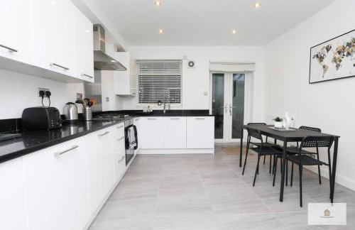 Modern 4-Bedroom 2-Bathroom with Off Road Parking in Great Sankey by Amazing Spaces Relocations Ltd - Foto 3