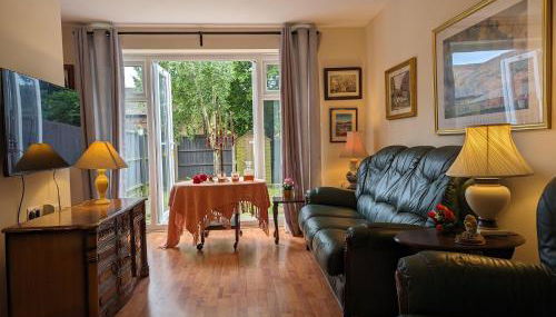 Sherlock's Moray House -Idea long stay for contractors & family Two bedroom mid terrace 3 beds 2 sofa beds Sleep 5 Working facility Free WiFi TV & private parking Enclose rear garden dog friendly Sainsbury's & takeaway pubs in walking distance - Foto 4