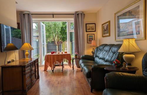 Sherlock's Moray House -Idea long stay for contractors & family Two bedroom mid terrace 3 beds 2 sofa beds Sleep 5 Working facility Free WiFi TV & private parking Enclose rear garden dog friendly Sainsbury's & takeaway pubs in walking distance - Foto 4