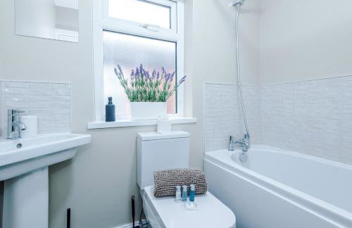 Spacious 4 Bed in Birmingham by 53 Degrees Property, Ideal for Business or Families, Games Room! - Foto 33