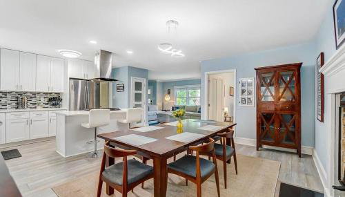 Poolside Bungalow with Fire Pit Fun and King Suite - Foto 3