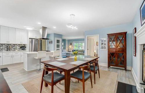 Poolside Bungalow with Fire Pit Fun and King Suite - Foto 3