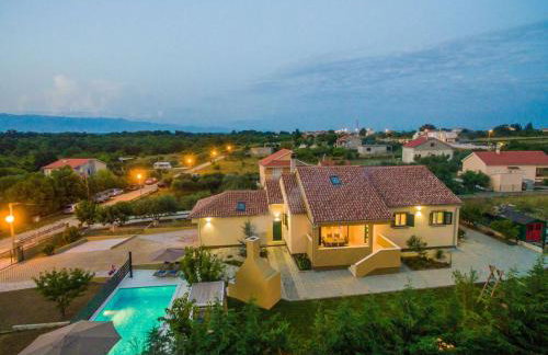 Villa Field Hill with Swimming Pool and Tennis Court - Foto 60