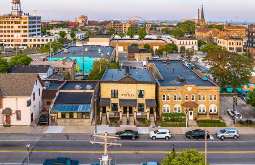 Bus Stop Sally in Historic Walker's Point MKE - Foto 1