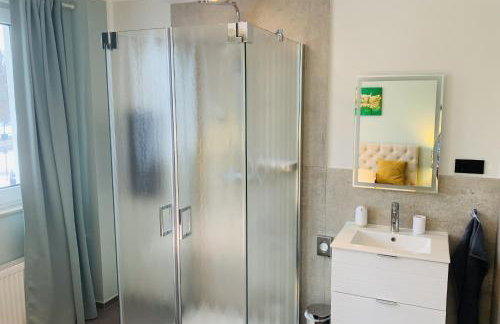 BESOTEL Mettmann- 20 Wohnungen 2 Standorte 35 Schlafzimmer 29 Badezimmer 52 Betten für 73 Gäste - Foto 3