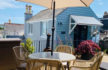 Little Trevio - seaside haven with parking and sea views - Photo 2