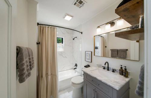 Next to Expo, 5 beds, Hot-tub, corn hole, pets! - Foto 34