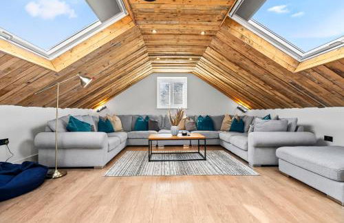 The Oaks Barn - A Countryside Luxury Rural Escape with Hot tub & Fire Pit! Tranquil Group Retreat - Sleeps 8, Pet Friendly & Off road Parking - By Blue Puffin Stays - Photo 6