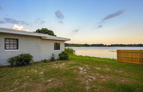 Hook, Line and Leisure Lakefront Gem with Porch! - Foto 37