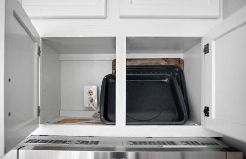 Luxe Suite with Pool Table, King Bed, 3 TVs, & Free Parking - Foto 24