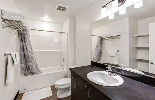 Brand New Condo Steps from Bremerton Ferry - Foto 28