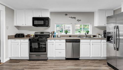 Grill & Chill Retreat - Photo 5