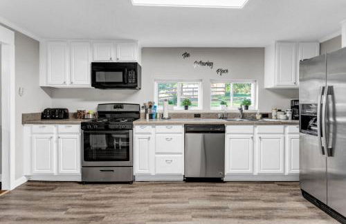 Pet Friendly Group Getaway with Grill and Deck - Foto 25