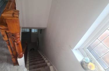 L & J Escapes - 8 Bedrooms suitable for Contractors and Families- Private parking available for 6 vehicles - Foto 43