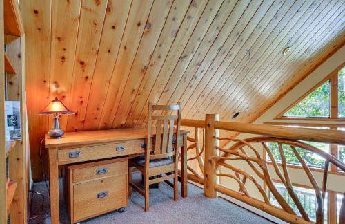 Waterfront Lake George Lodge with Boat Dock and Deck! - Foto 22