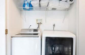 Gorgeous Waterfront 3 Bedroom, 1.5 Bathroom Unit. - Foto 34