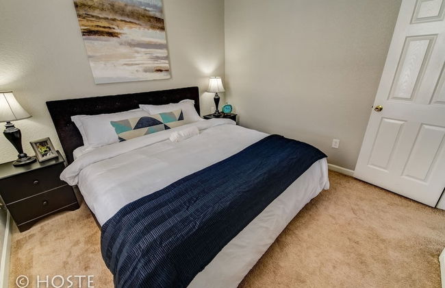 1BR Downtown Townhome King Bed, 5 Min to Shops - Photo 1