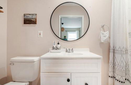 Stylish 3BR Townhouse with Backyard,and Easy Parking - Photo 35