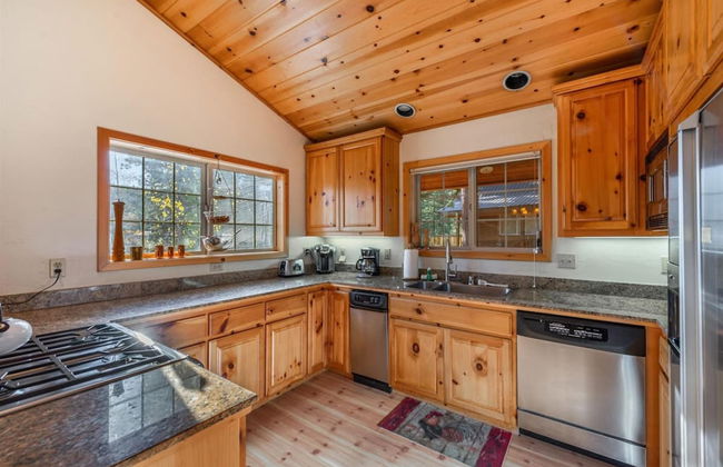 Wolf s Lair by Avantstay Swiss Chalet w Private Hot Tub Access to Northstar Resort Community - Photo 7