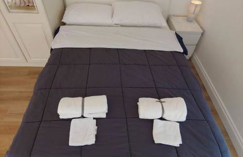 Self Contained, Double Bed Studio, private kitchen, private Bath, Walking distance to Harry Potter - Foto 8