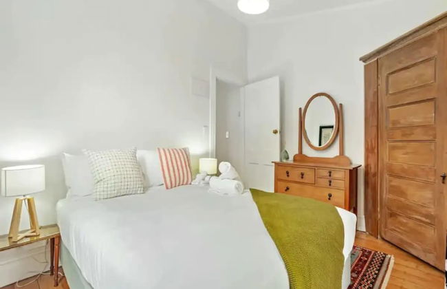 Cheerful 1 Bedroom Home With Free Parking - Photo 2