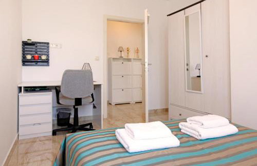 Modern 2-Bed Apt, Late check in available - Photo 11