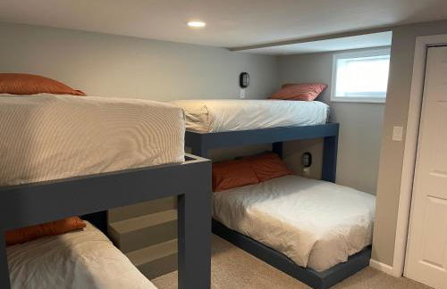 Near downtown with hot tub sleeps seven - Foto 11