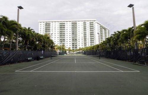 Stunning & Spacious Resort-Style Condo Across From Beach! - Foto 31