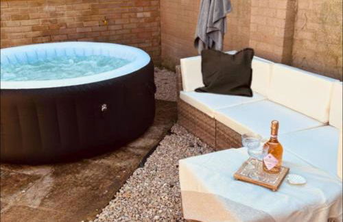 Modern Coastal Retreat, HotTub, Fire Pit, Pets welcome - Photo 2