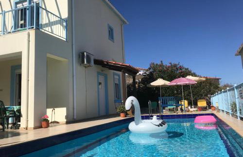 Breathtaking sea and Mountain views with Private pool, Peace full relaxing Villa with WiFi near Shops and Restaurants - Photo 5