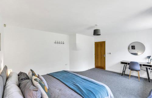 Comfortable 3-Bed Dormer Bungalow Family & Business Friendly - Photo 16