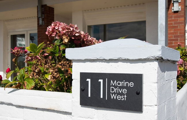 Beautiful Beachfront House wth Balcony Sea Views - Photo 26