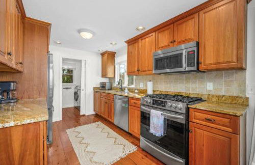 Cozy Cape Retreat with Fenced Yard Fire Pit - Foto 15