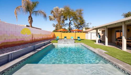 Spacious Yard, Sparkling Pool & Spa, Firepit, 9beds! - Photo 2