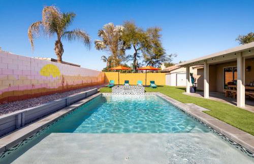 Spacious Yard, Sparkling Pool & Spa, Firepit, 9beds! - Photo 2